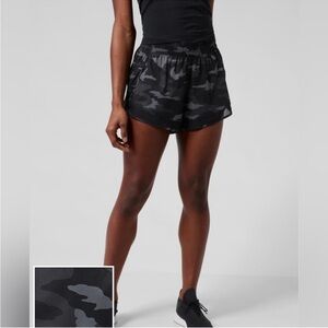 Athleta Printed Mesh Racer Run Short 4” S Black Camo Lux